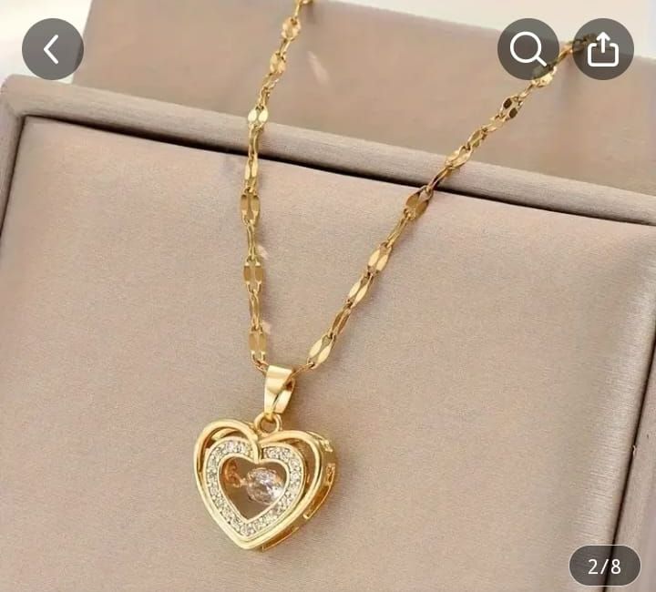 Título: Cadena de acero inoxidable chapado en oro 18 k dije corazón con strass.