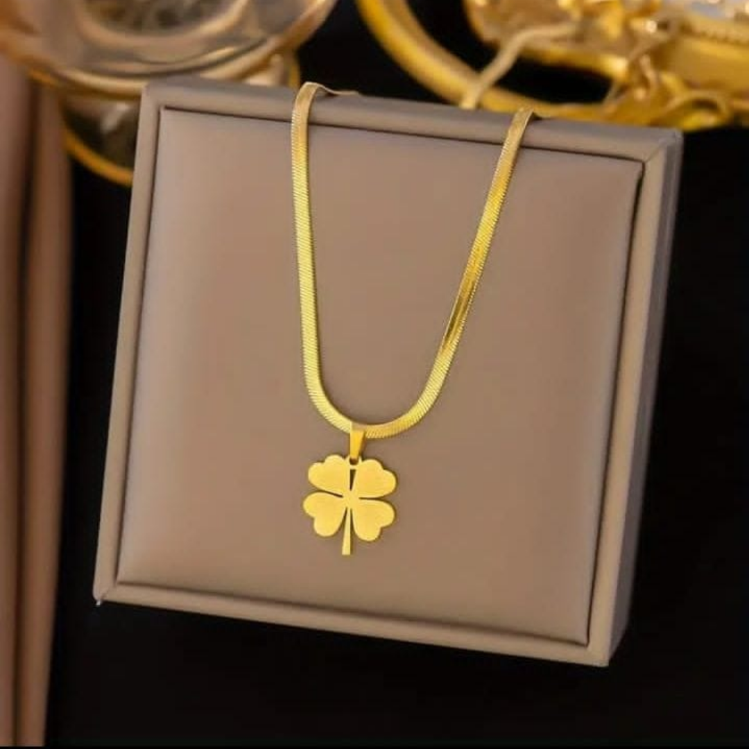 Cadena plana + dije trébol de acero inoxidable chapado en oro 18 k.