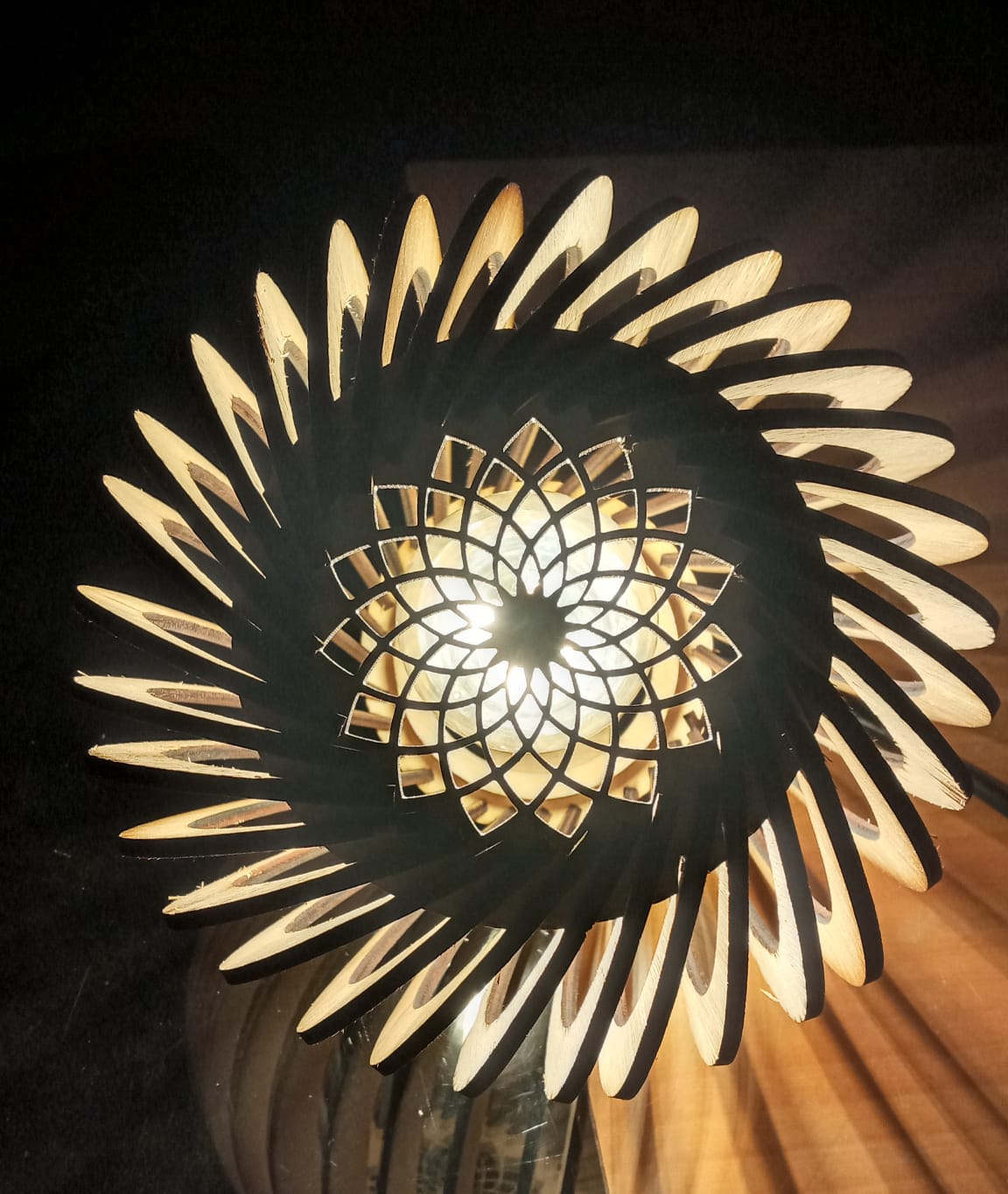 LÁMPARA FLORAL GEOMÉTRICA