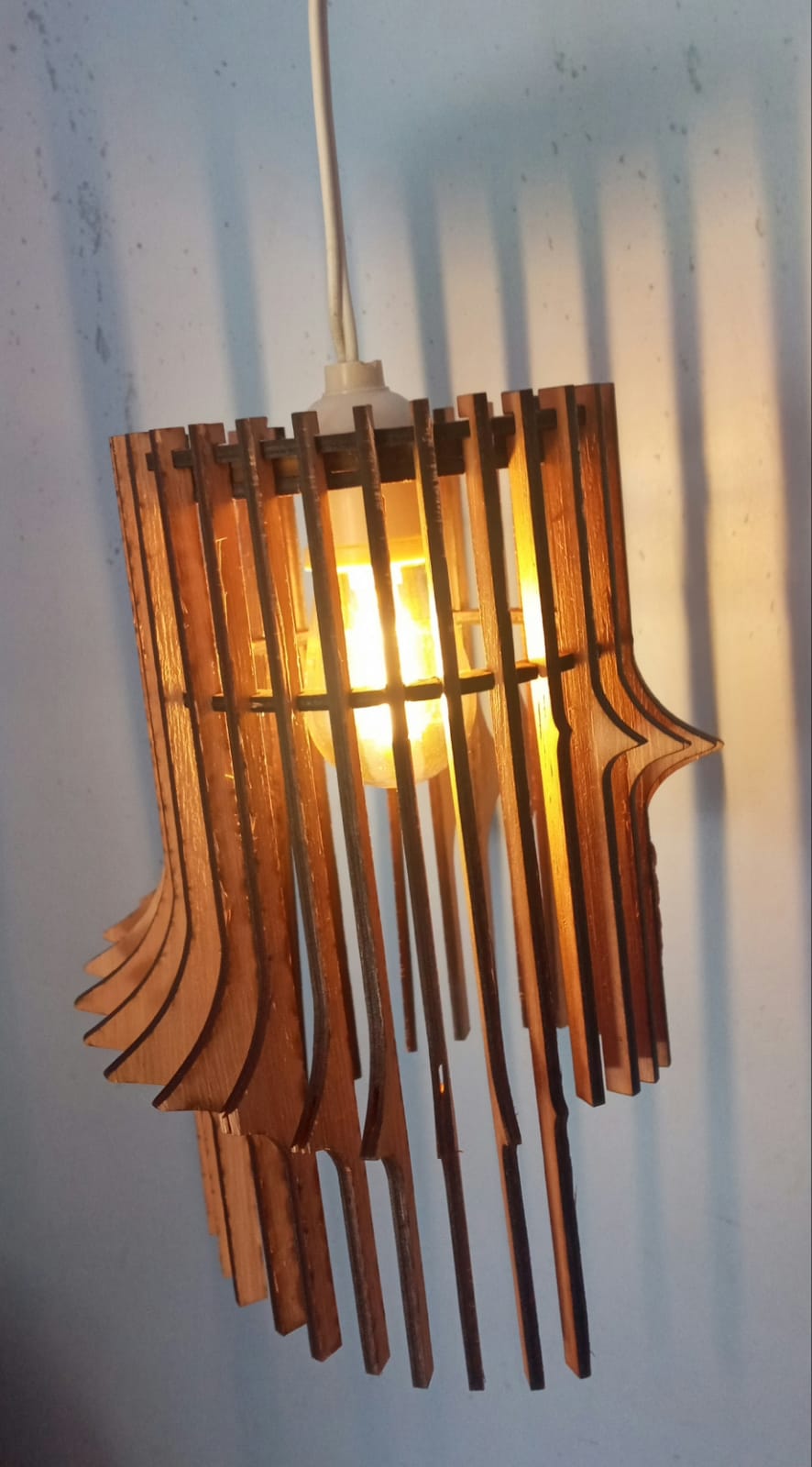 LÁMPARA COLGANTE DE MADERA ARTESANAL
