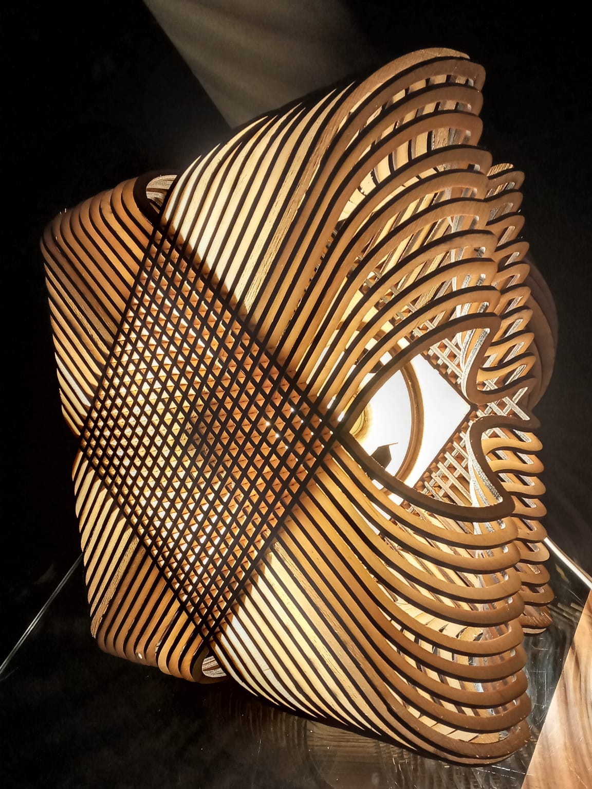 LÁMPARA DE DISEÑO ORGÁNICO EN MADERA