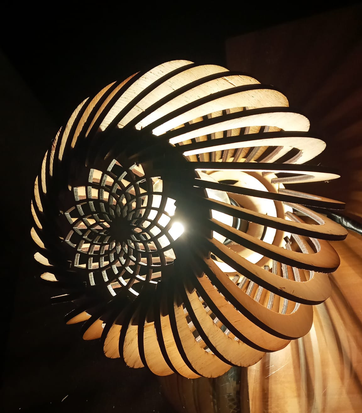 LÁMPARA ESPIRAL ARTESANAL EN MADERA