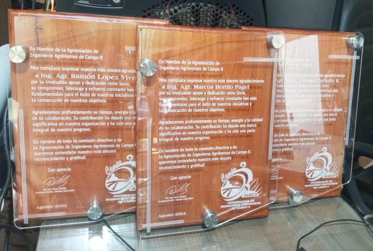 PLACAS DE RECONOCIMIENTO EN ACRÍLICO Y MADERA