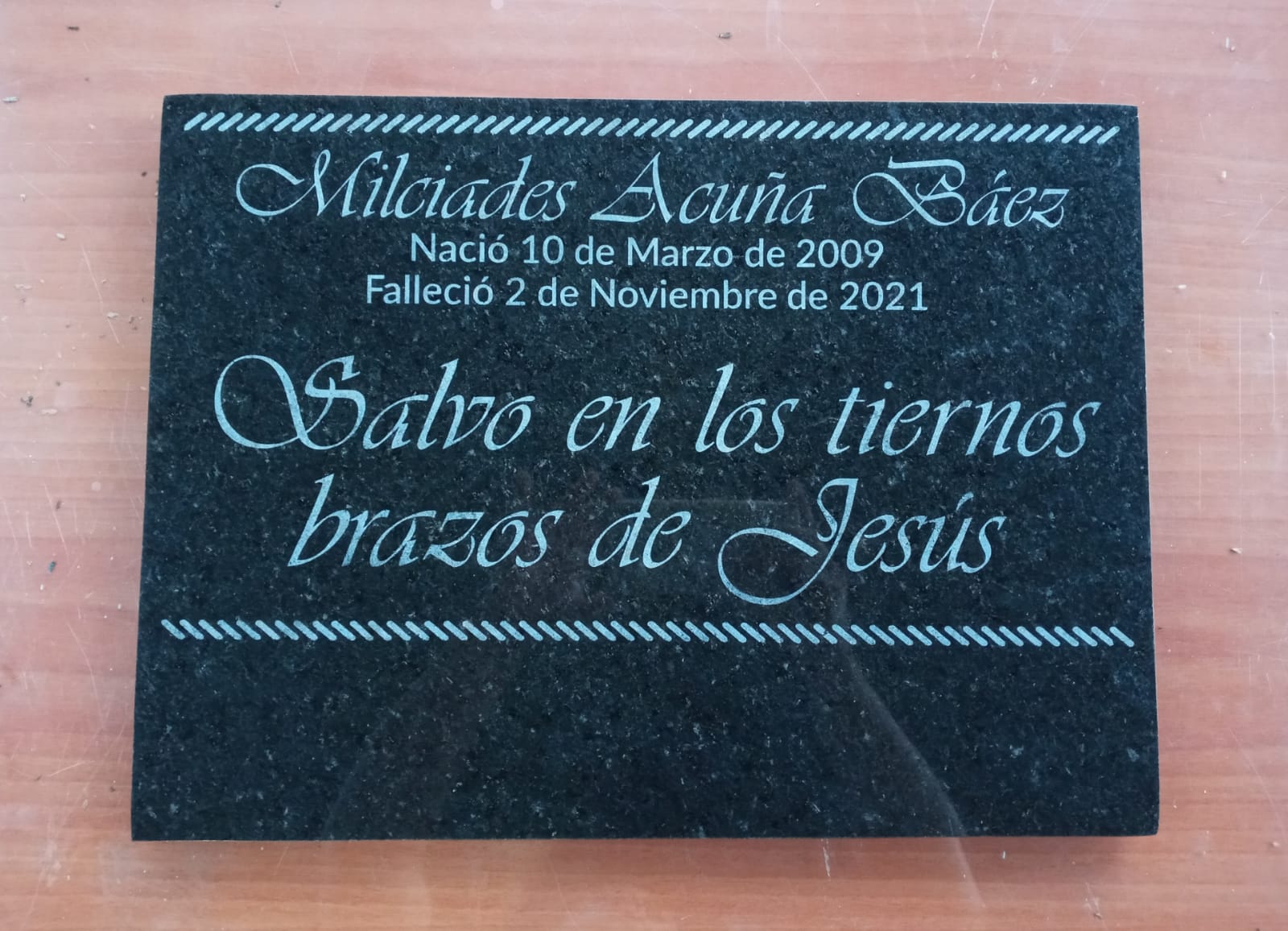 LÁPIDAS PERSONALIZADAS EN GRANITO