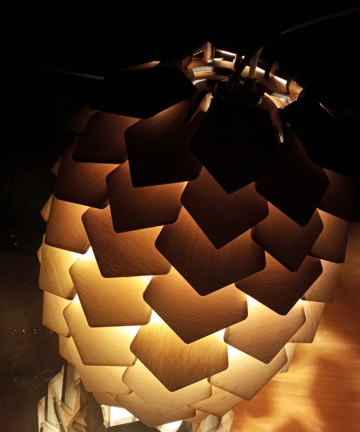 LÁMPARA "PIÑA" ARTESANAL EN MADERA