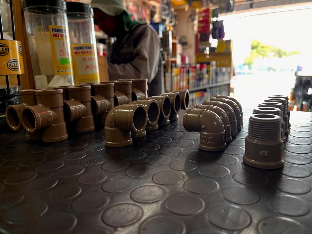Tee, codos y adaptador