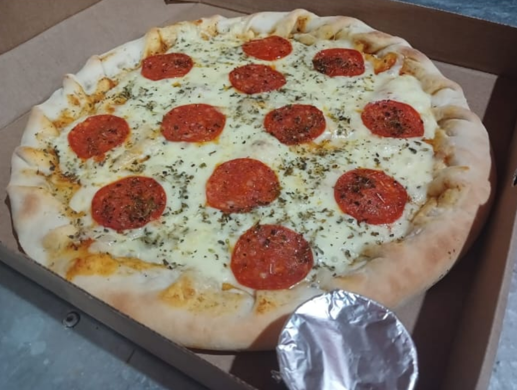 PIZZA PEPPERONI – 8 Porciones con Borde
