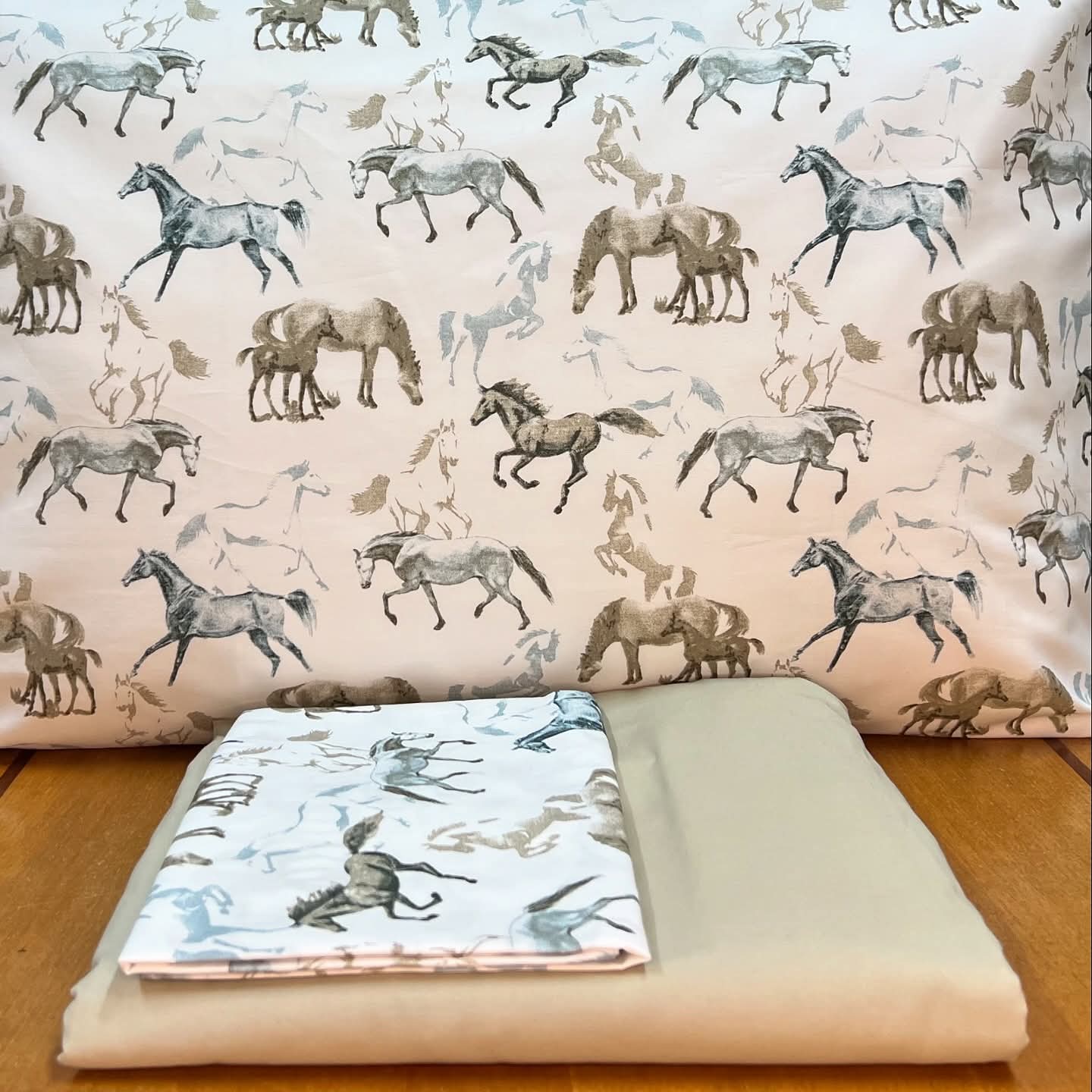 1 Sábana con goma y 2 fundas en estampas de caballo
