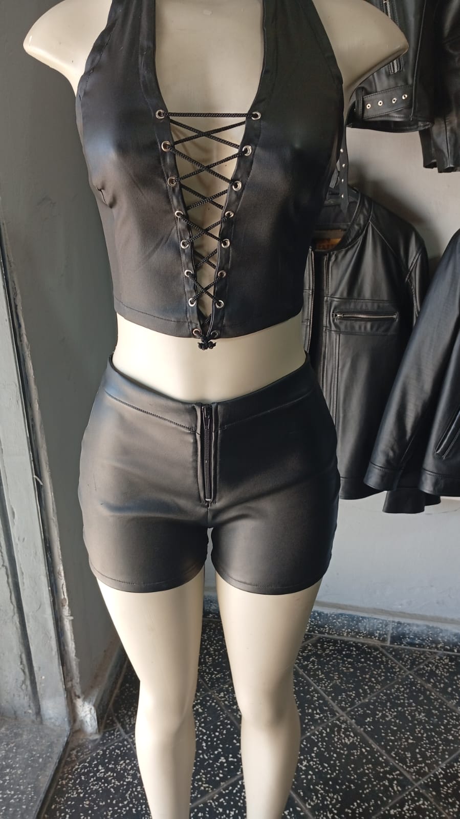 👗 Conjunto de Cuero Dama – Top + Short Sexy