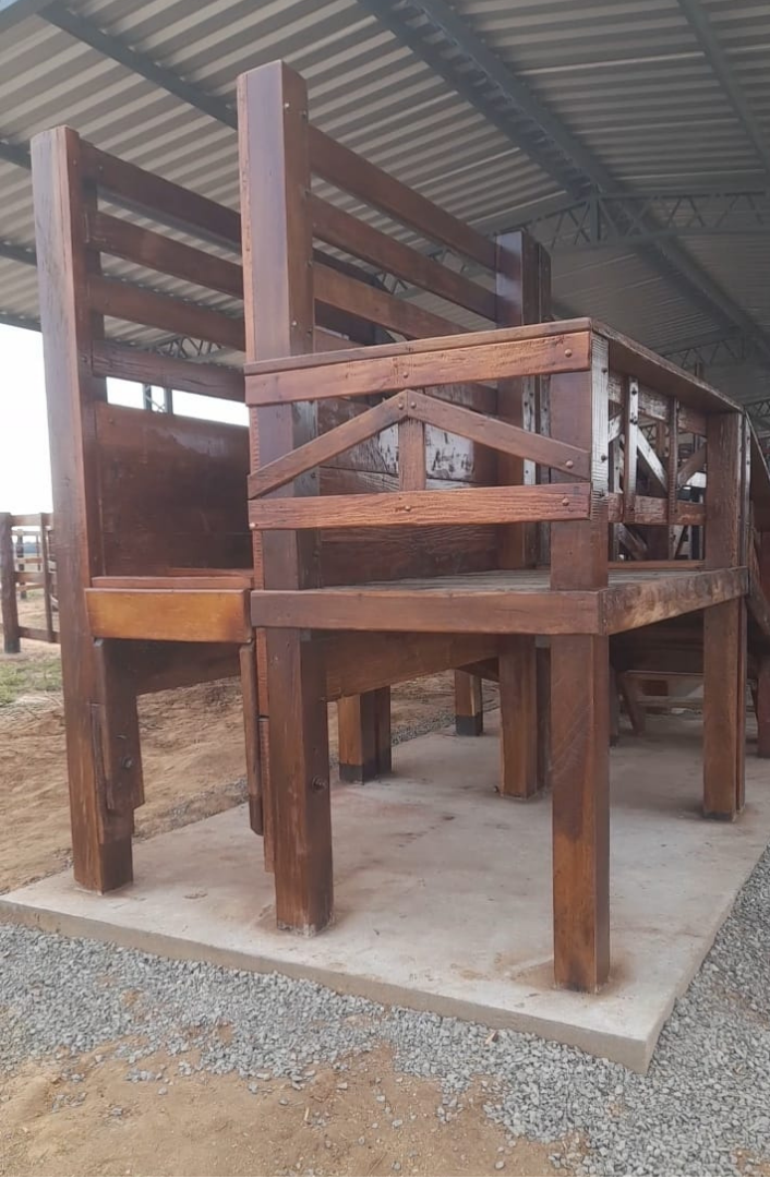 Embarcadero de 5 m.  Con el piso ajustable de 3 niveles y con tarima