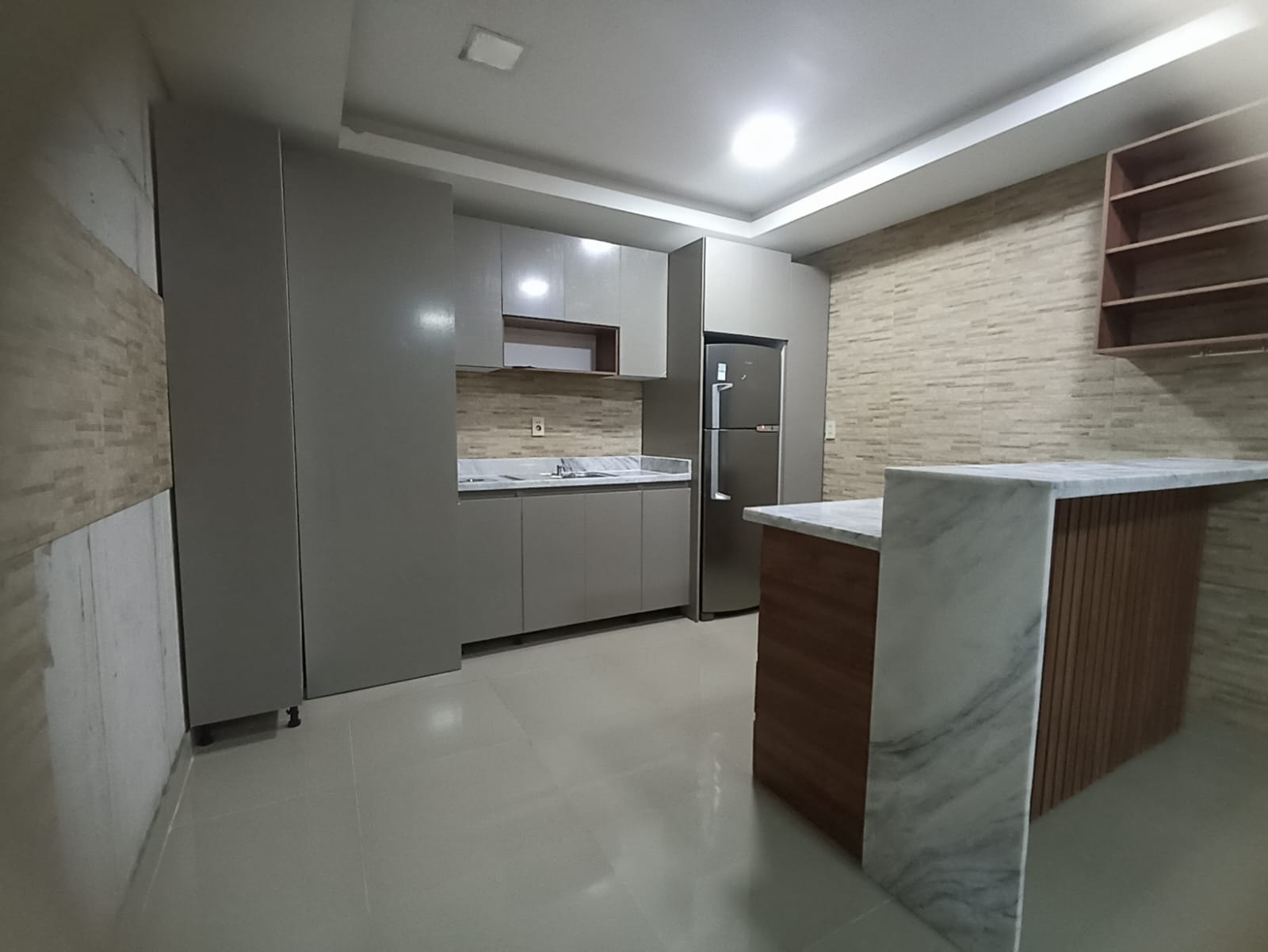 ✨ Mueble de Cocina Moderno Gris con Mesada de Mármol y Bar Desayunador ✨