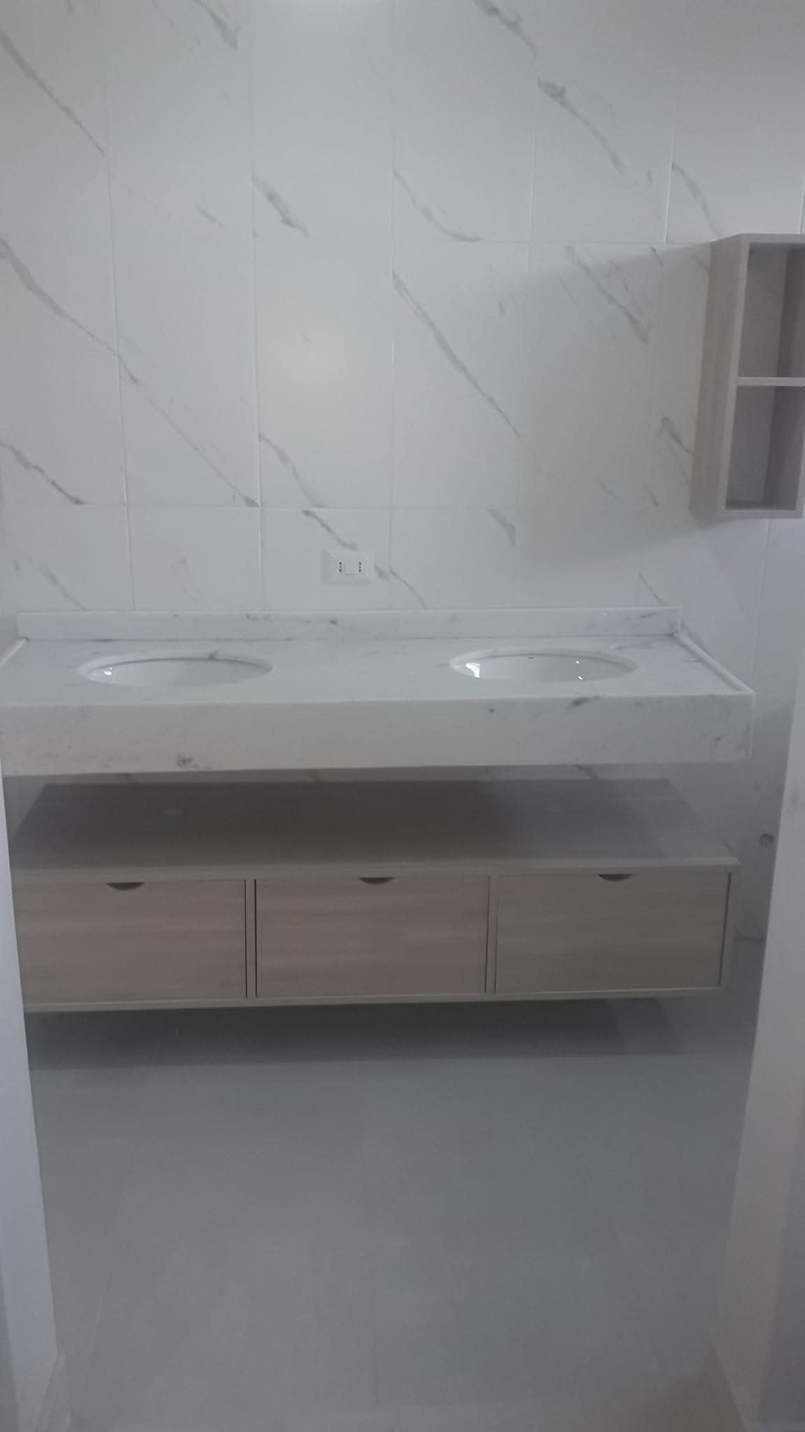 ✨ Mueble de Baño con Mesada de Mármol y Módulos Incorporados ✨