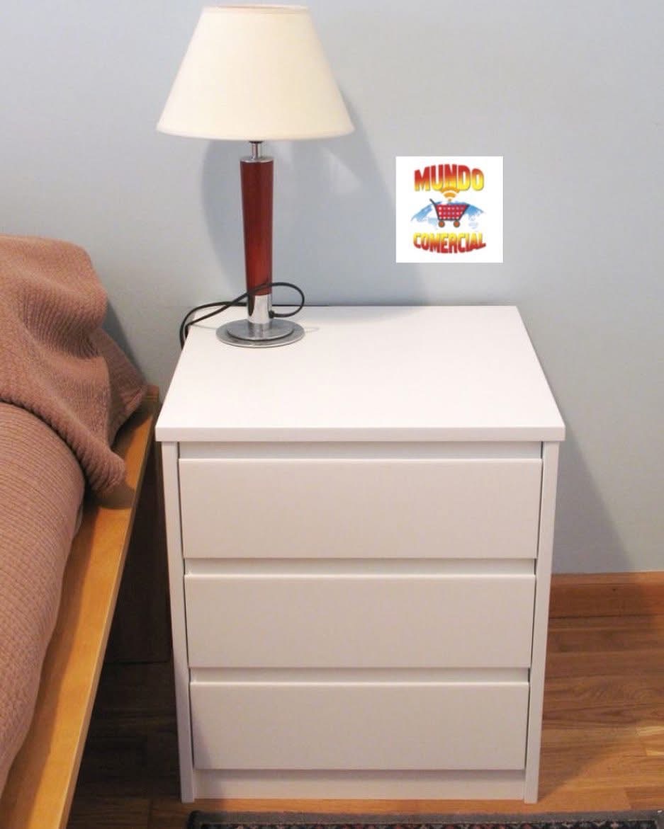 Mesita de luz con 3 cajoneras