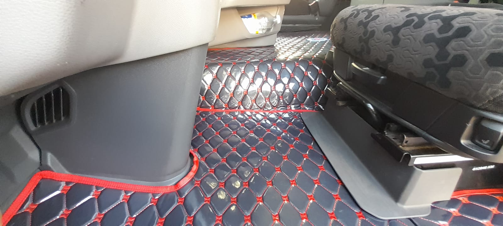 Alfombrado completo cuerina costulado con limpia fácil