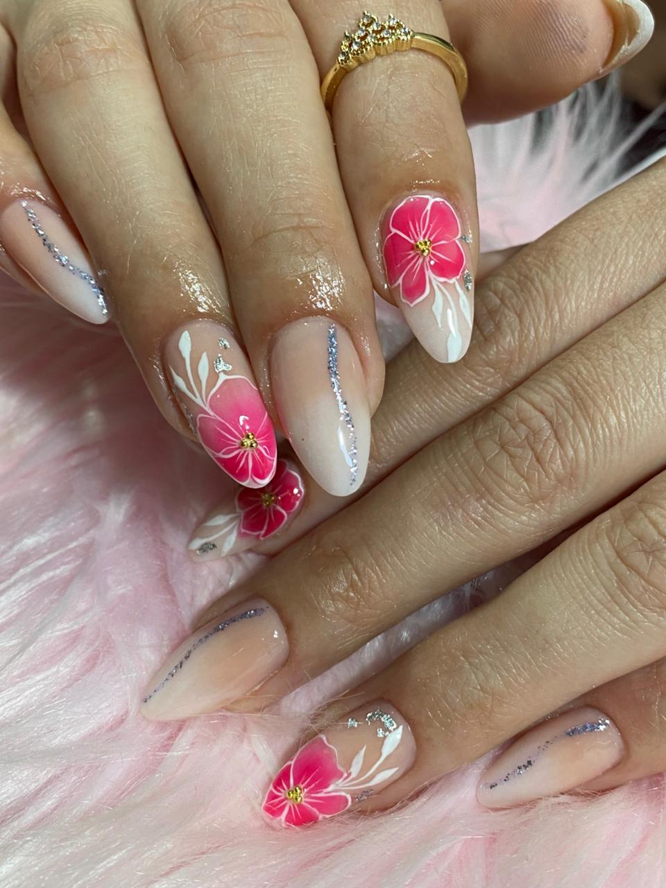 Uñas Acrílicas con Diseño Floral Elegante ✨