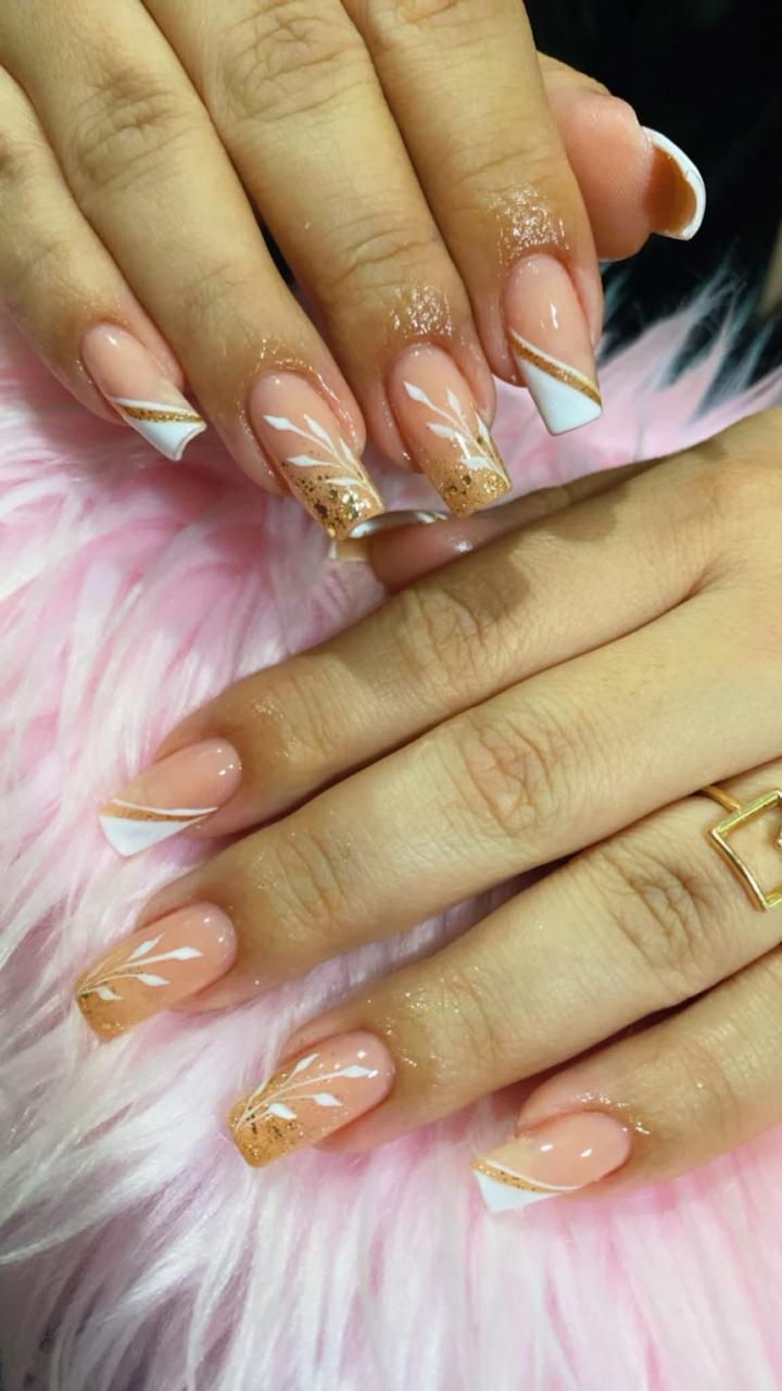 Uñas Acrílicas Elegantes con Detalles Dorados
