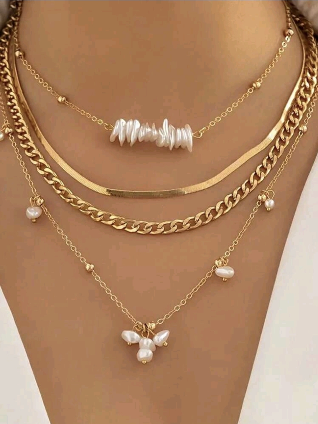 Collar con piedras naturales blancas.