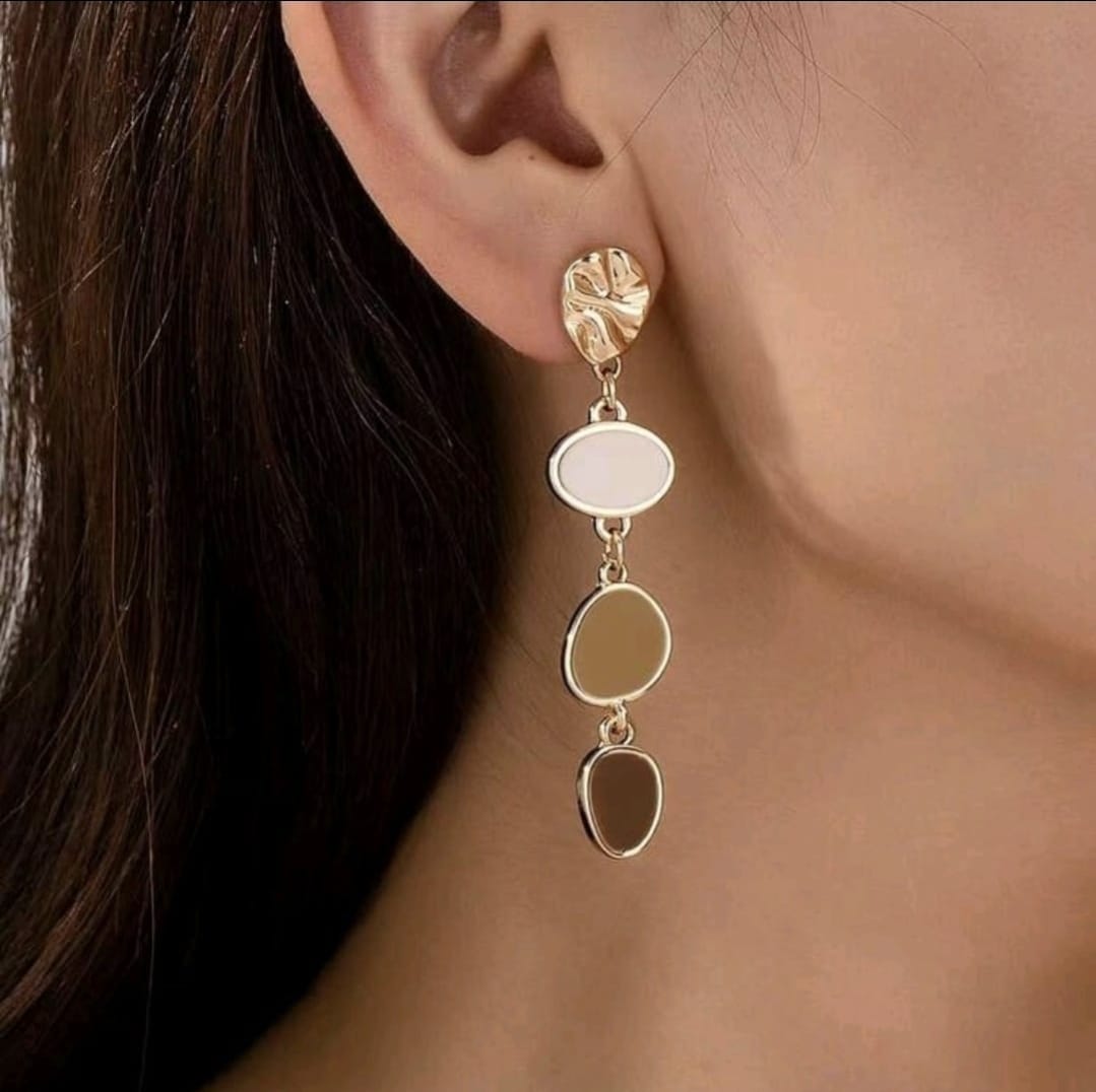 Pendientes minimalistas en marrón.