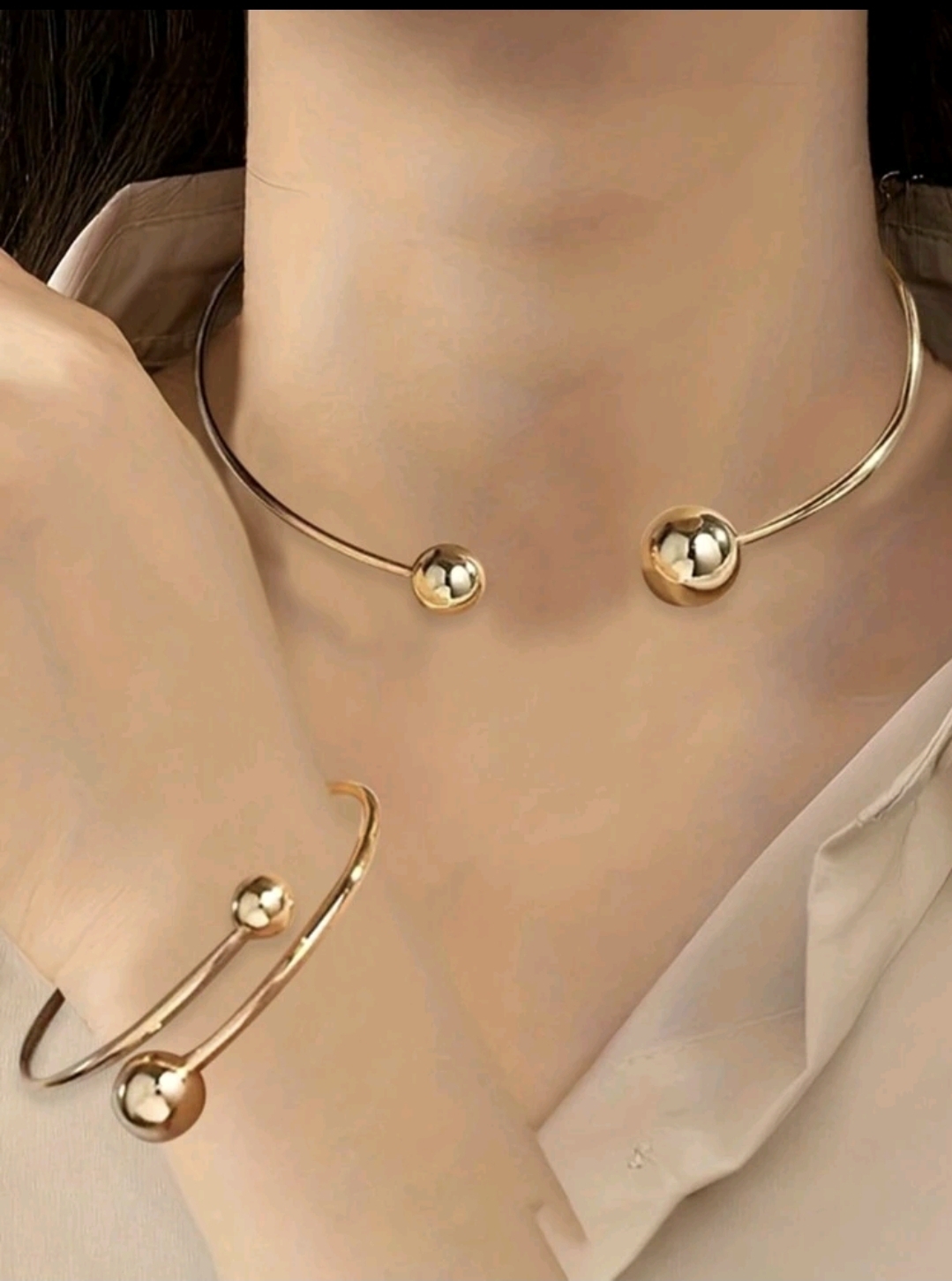 Conjunto elegante y en tendencia.