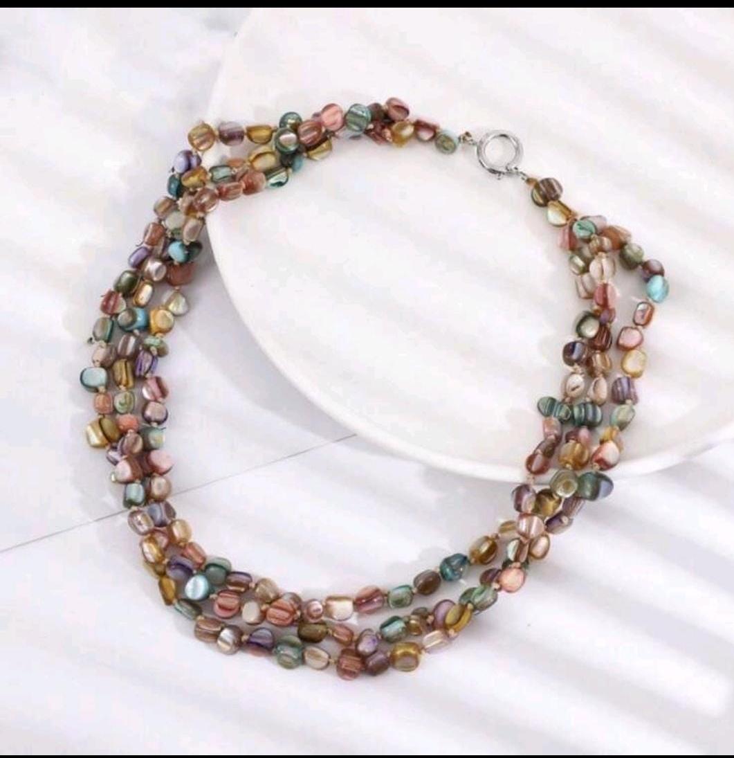 Collar hecho a mano con piedras naturales.