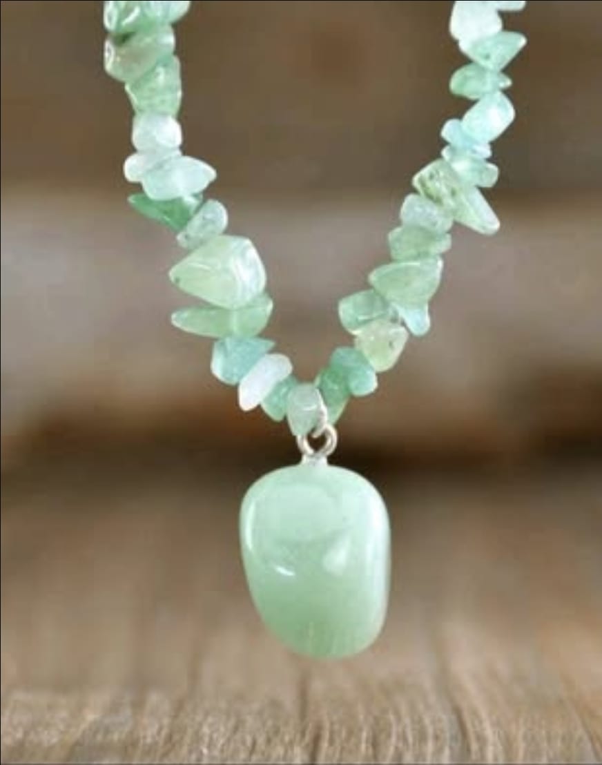 Collar con piedras naturales verdes.