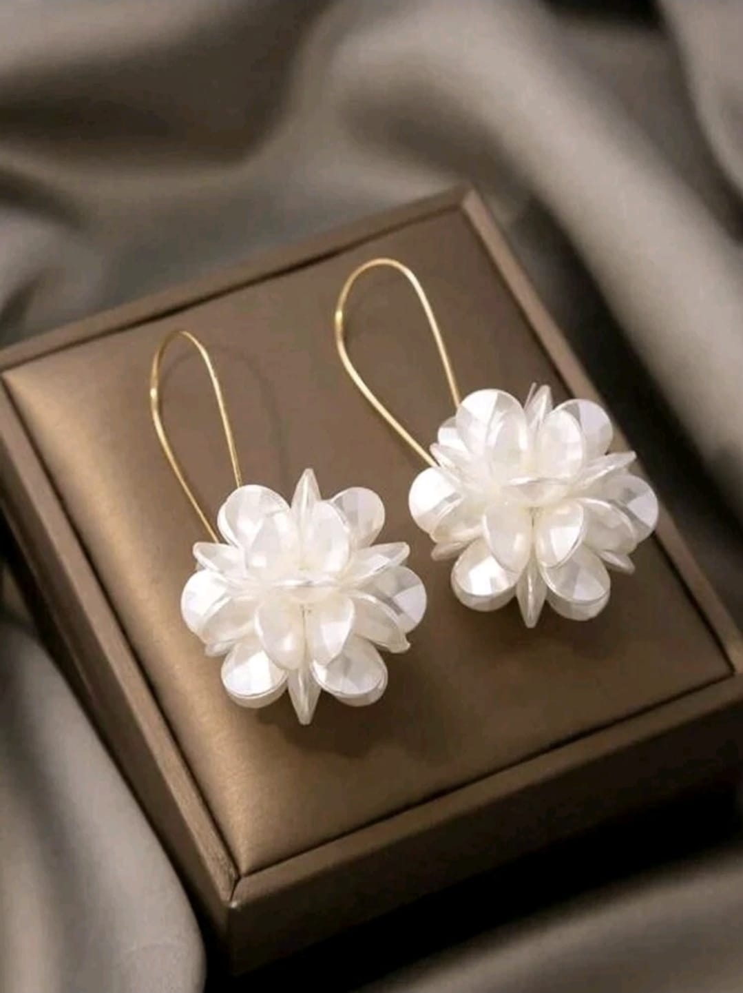 Pendientes con bola de flores.