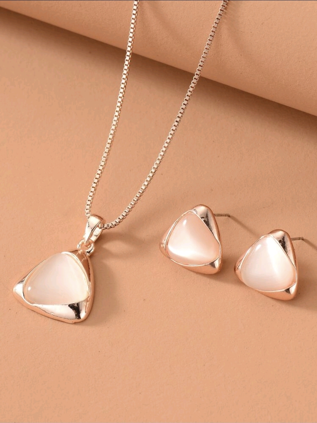 Elegante conjunto minimalista.