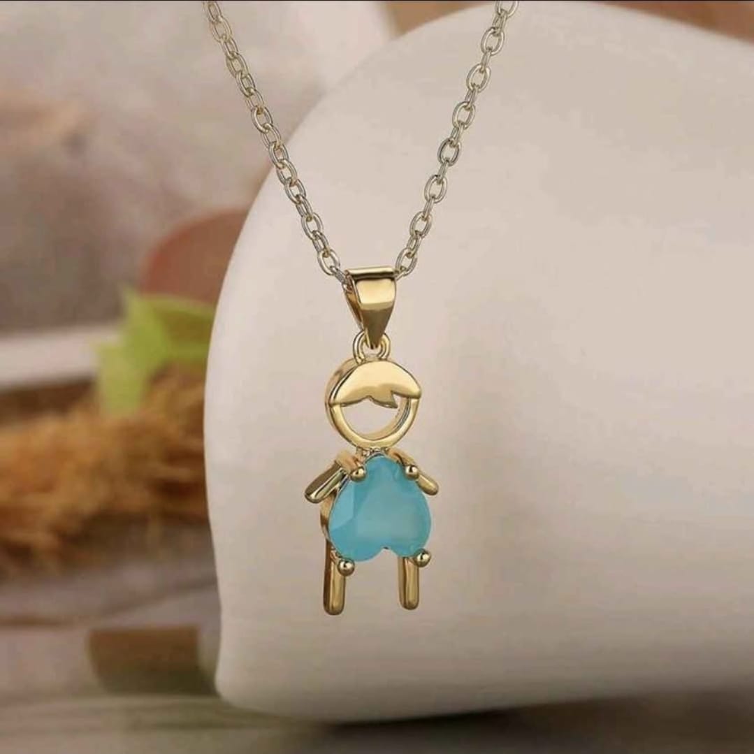 Cadena con dije de niño.