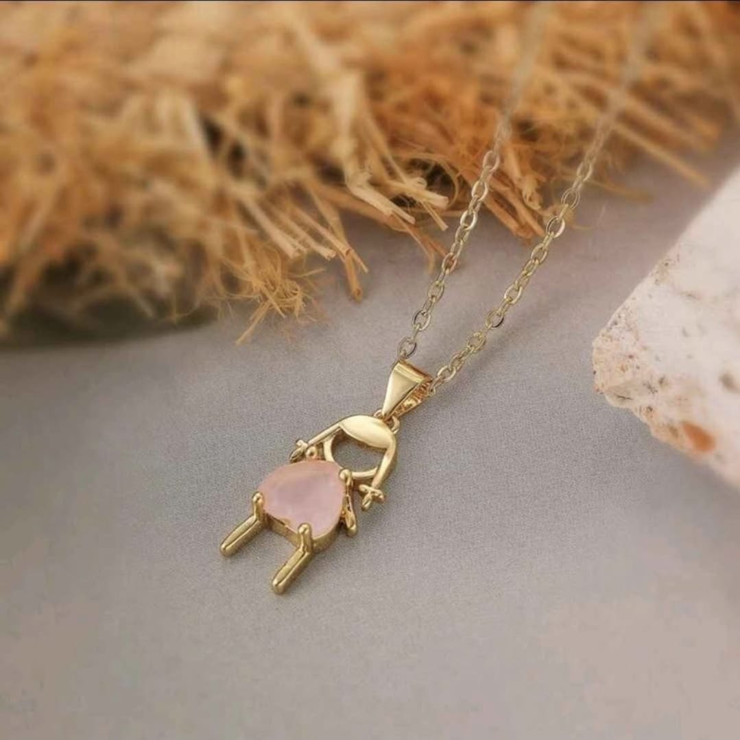 Cadena con dije de niña.