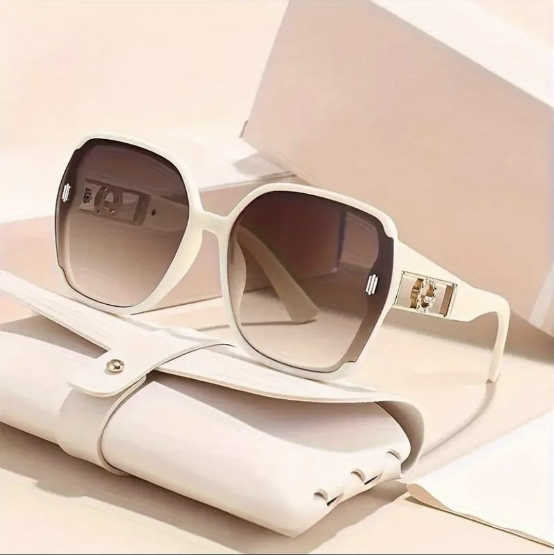 Lentes de sol con estuche.