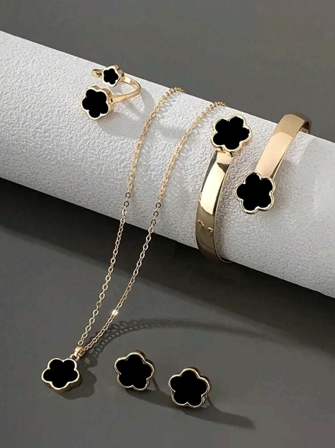 Set de 4 piezas en negro.
