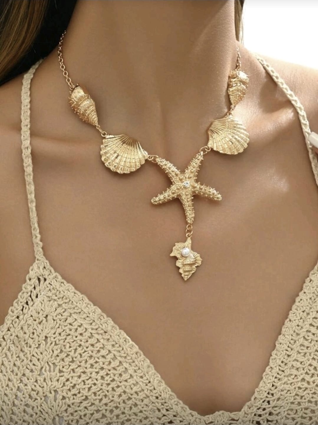Collar con tono dorado con forma de Y.