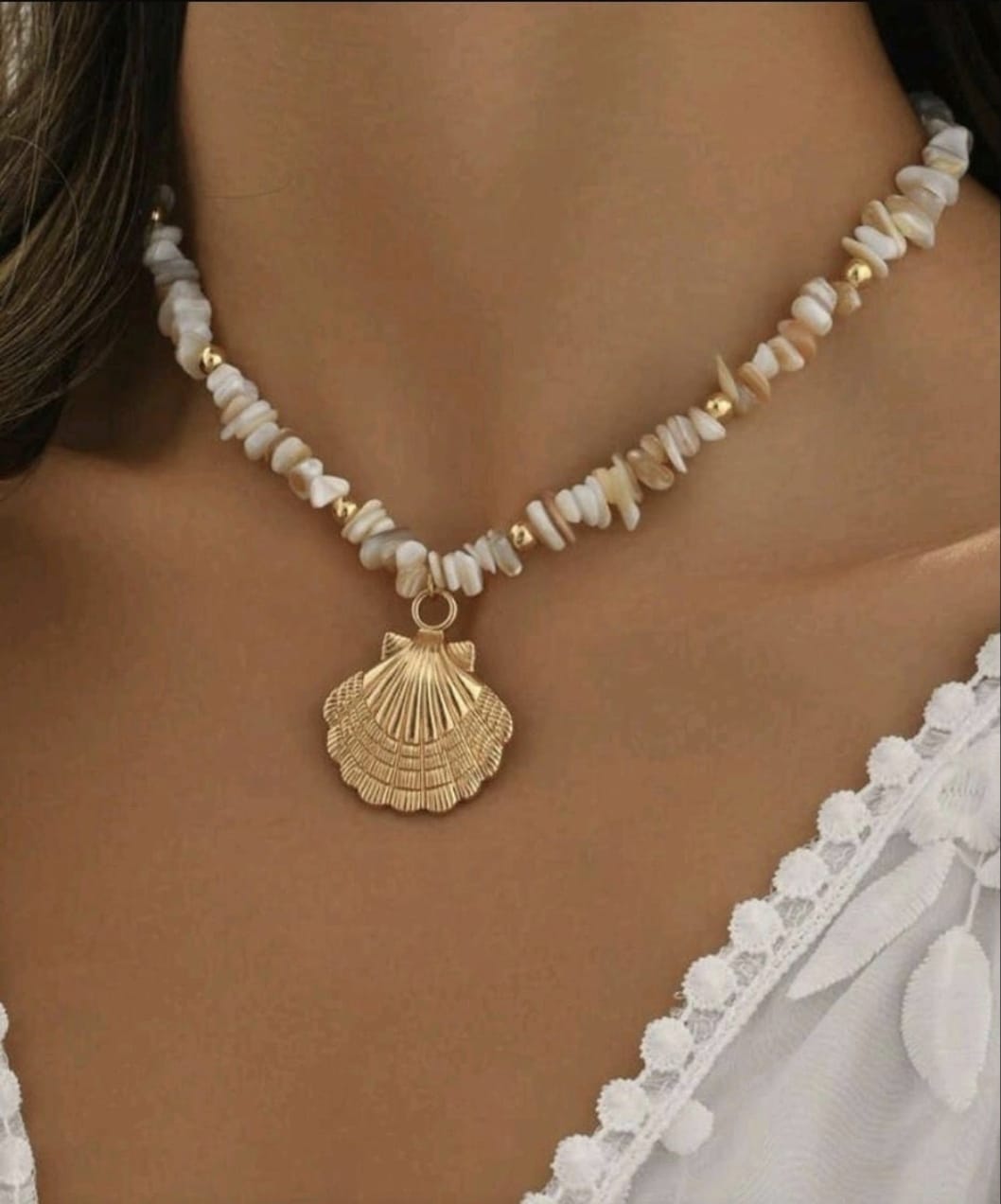Collar de cuentas de piedra natural hecho a mano.