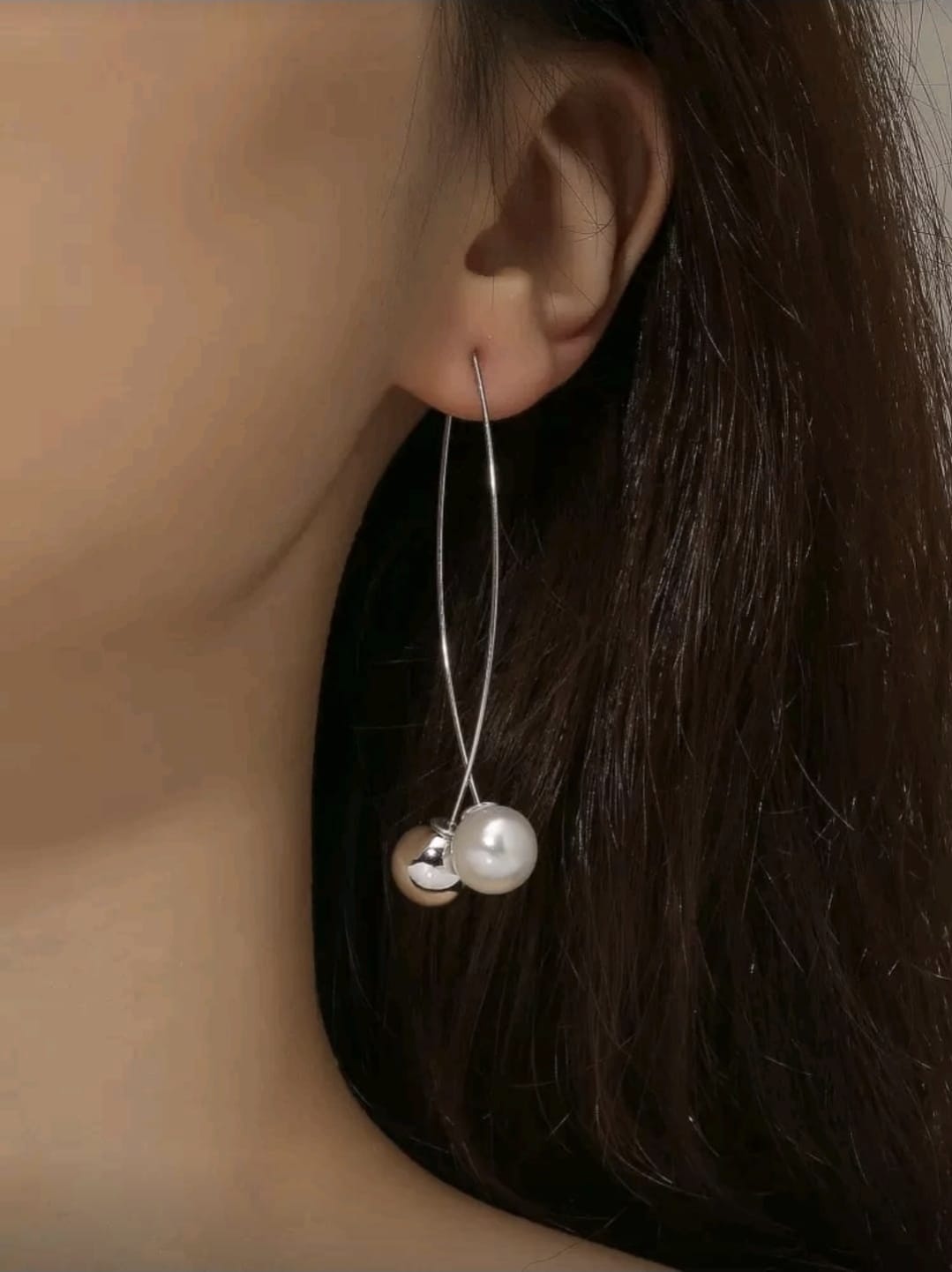 Aretes de perlas falsas.