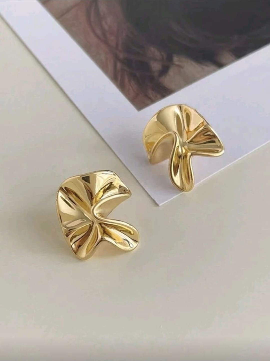 Pendientes asimétricos en dorado.