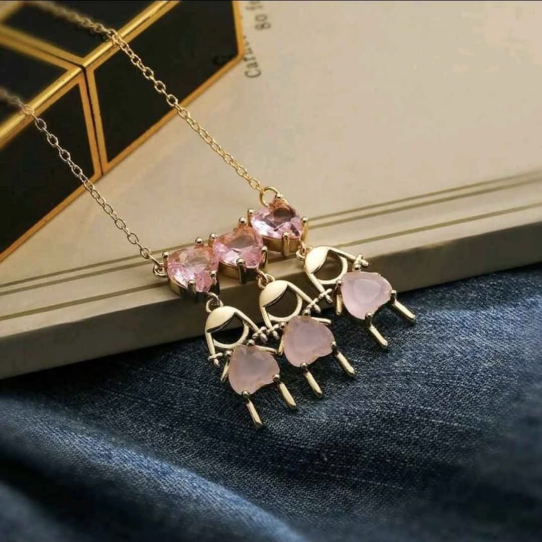 Cadena con tres dijes de niña.