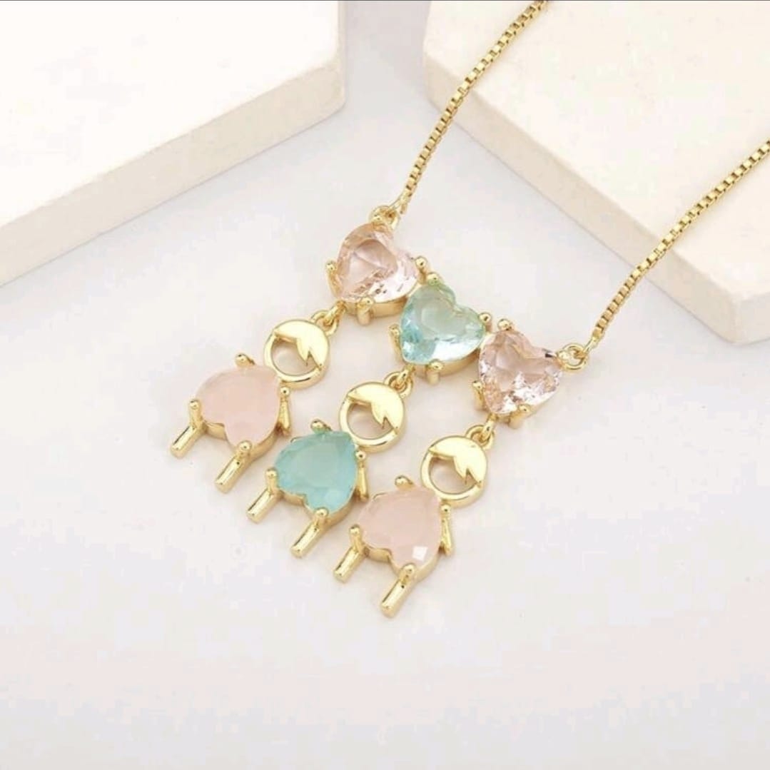 Cadenas con dijes, dos niñas y un niño.