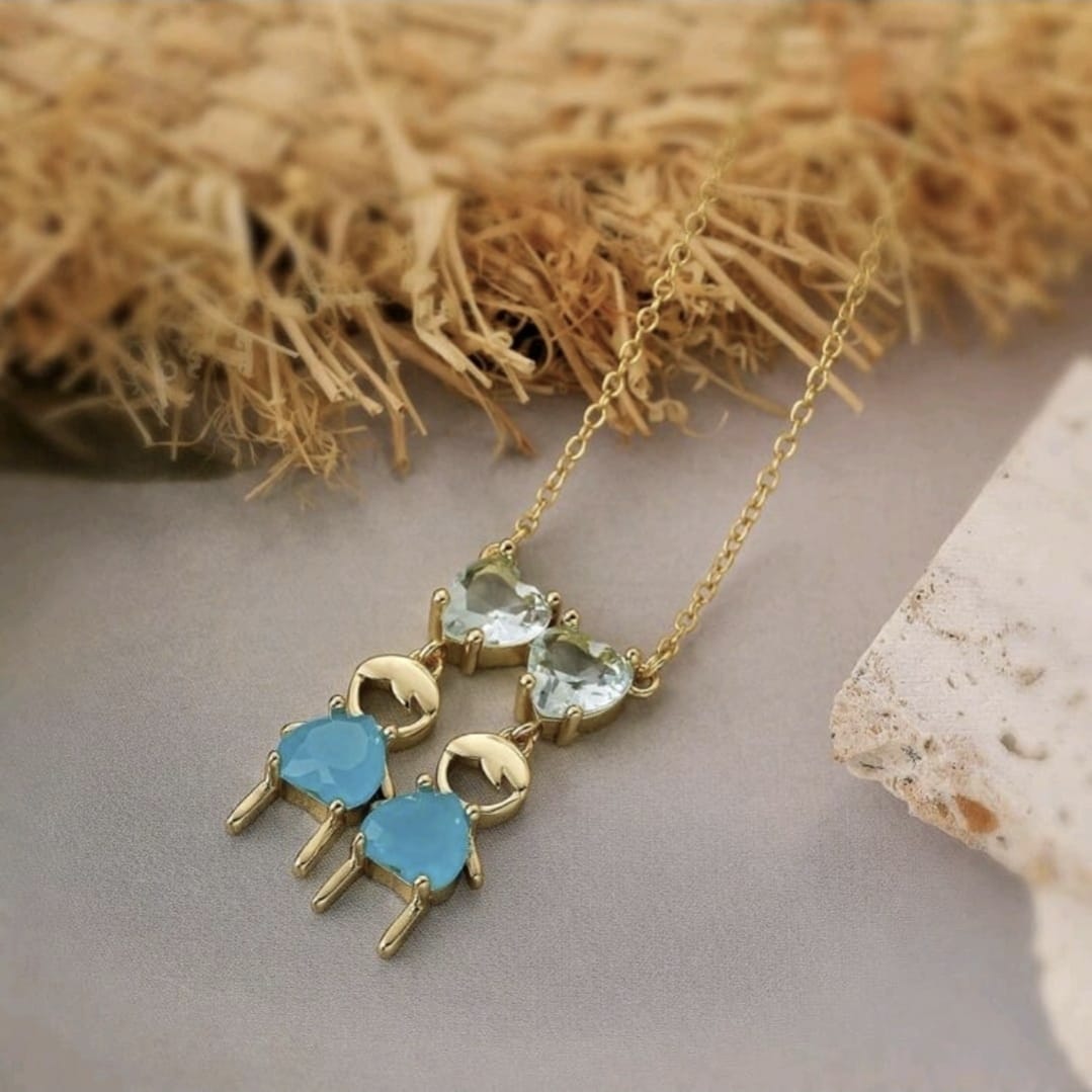 Cadena con dos dijes de niños.