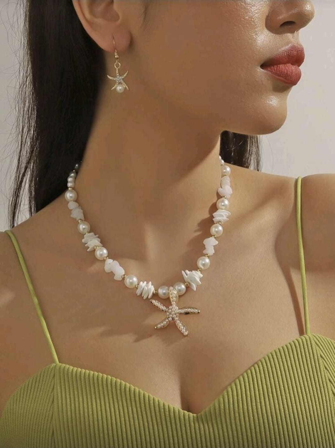 Set de collar y aretes, conchas blancas y piedras naturales.