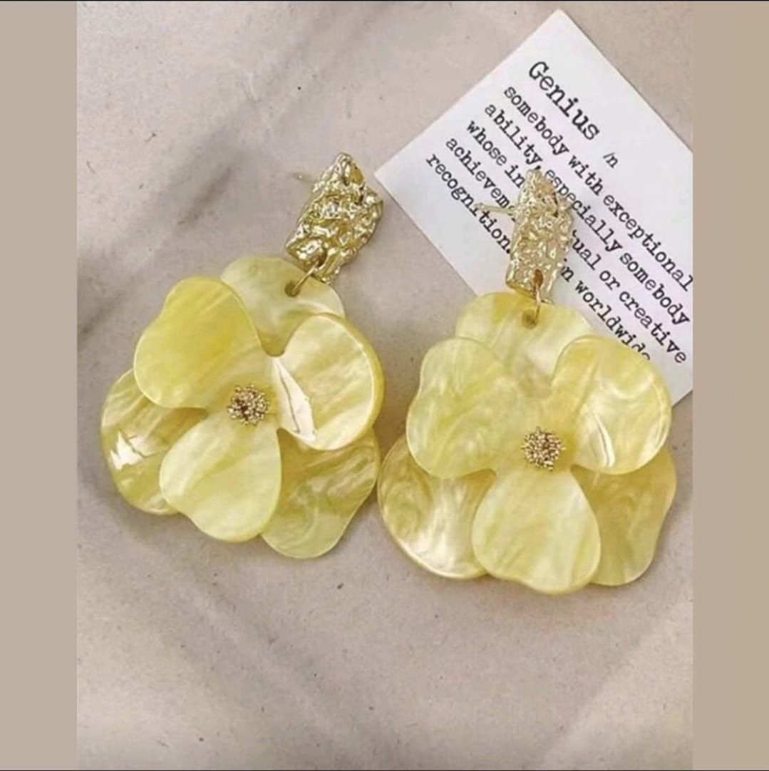 Pendientes de flor de metal y acrílico.
