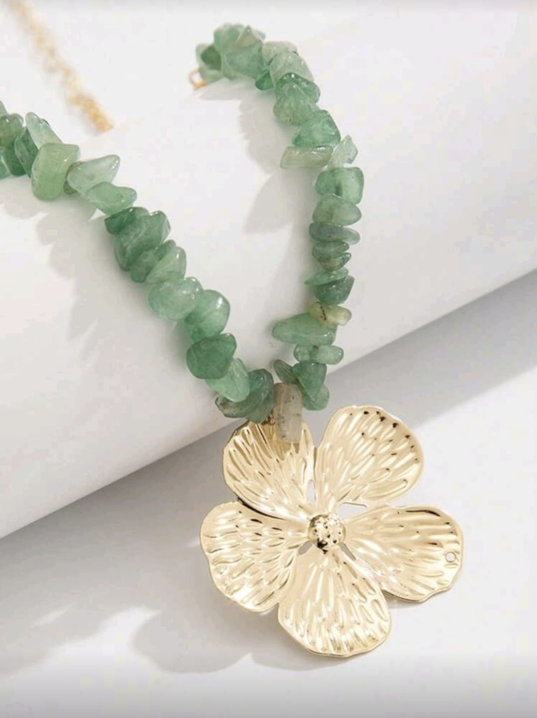 Collar de cuentas con piedras naturales.
