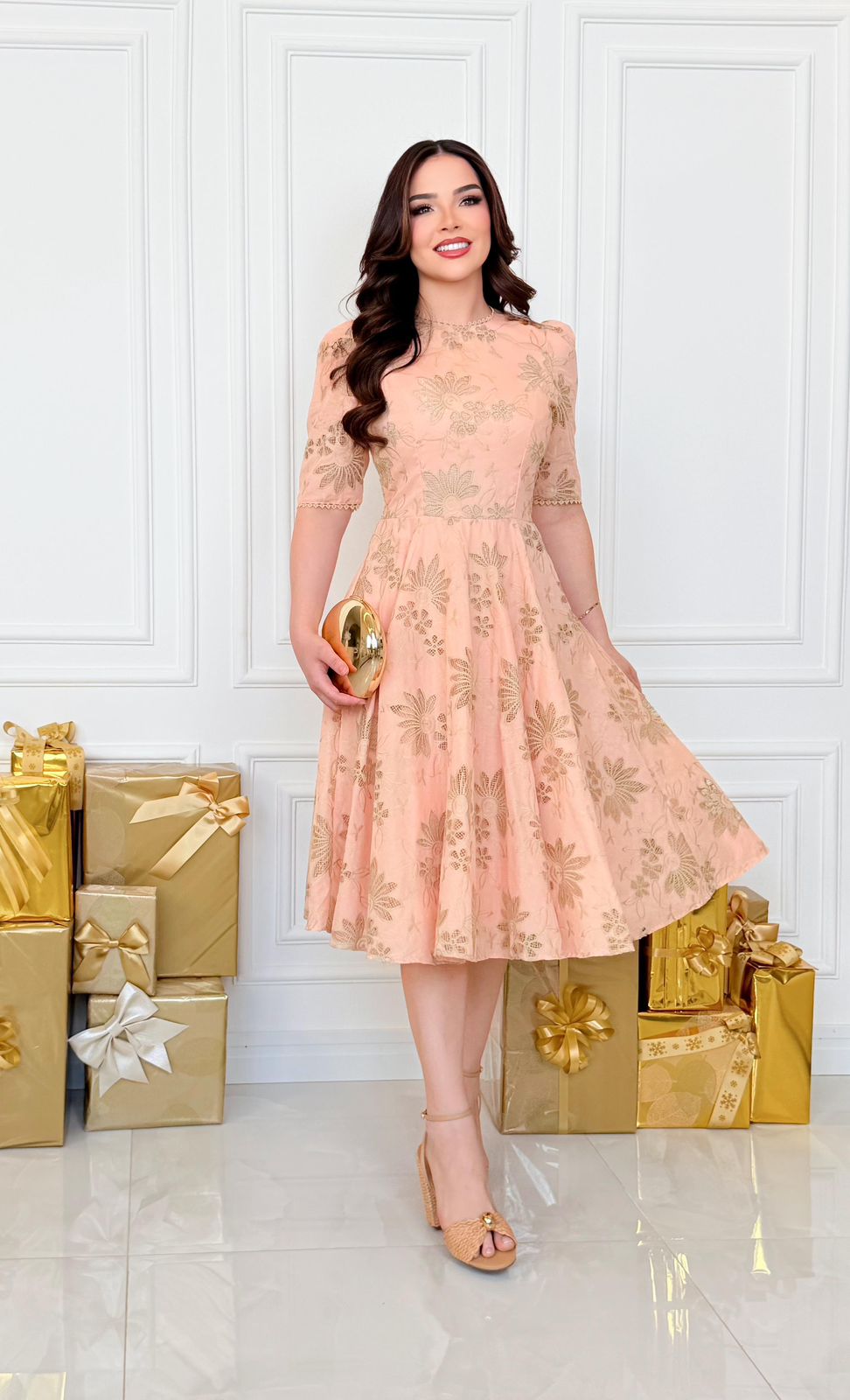 ✨ Vestido Elegante en Tono Nude con Detalles Dorados ✨