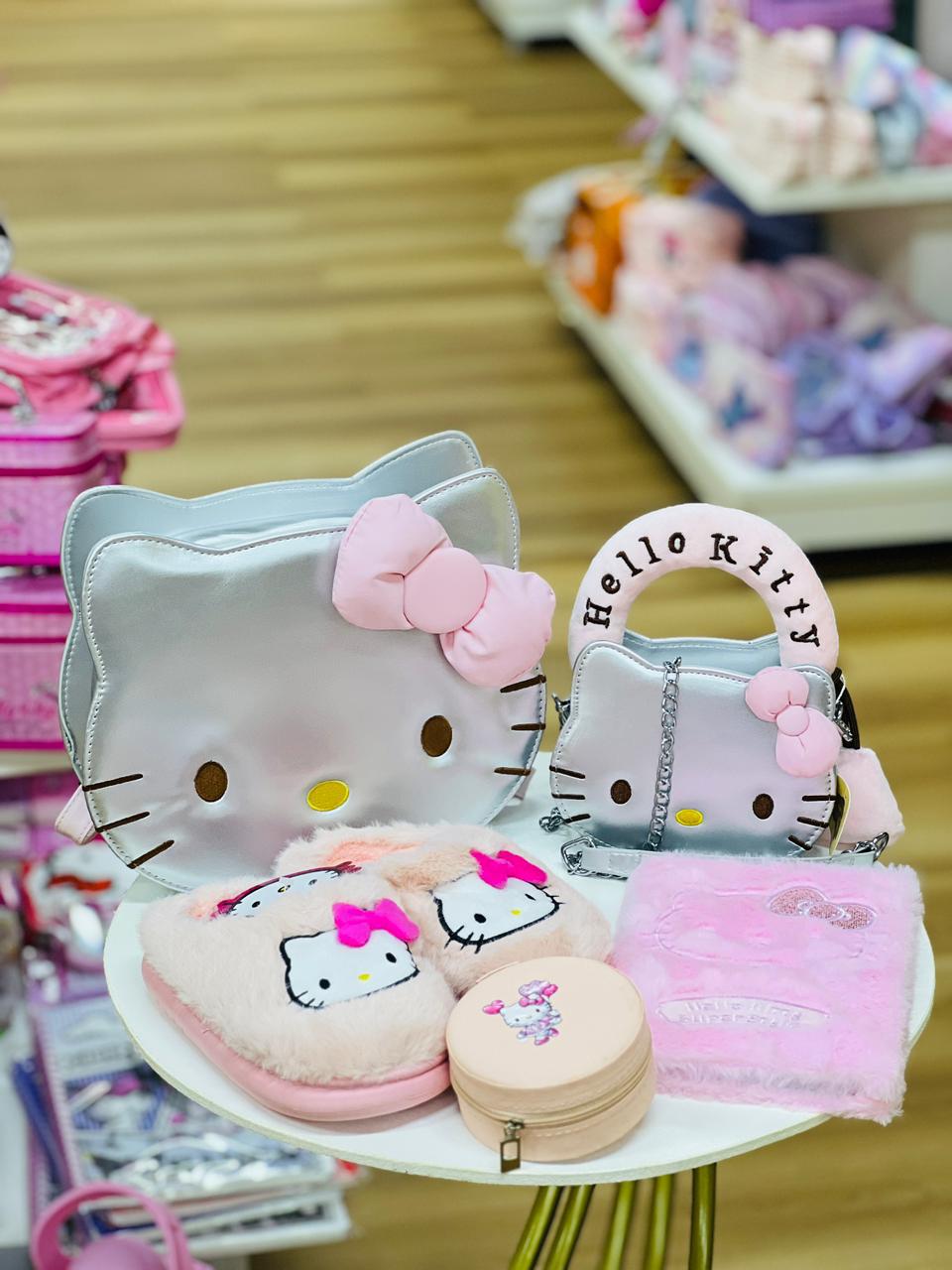 Combo Hello Kitty Luxury – Carteras + Pantuflas + Accesorios Deluxe 🎀✨